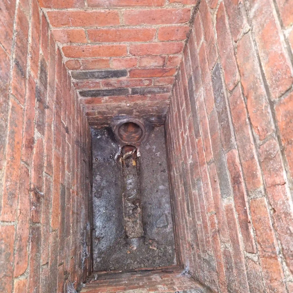 Drains4Brighton engineer providing the best drain unblocking in Brighton using high-pressure water jetting equipment.